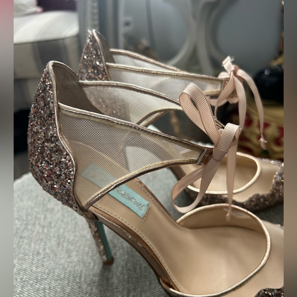 Elegant Glitter Pointed-Toe Heels - Picture 3 of 9